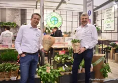 Rupert Fey of PlusPlants and Peter Aldenhoff of Aldenhoff GmbH presenting their new product design Zero. This concept contains 15 products that are produced without chemical crop protection products, in 100% recycled pots with less peat in the substrate. On top of that, they are being delivered in a paper sleeve and eco-tray.